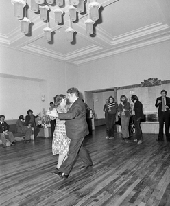 855708 Afbeelding van burgemeester H.J.L. Vonhoff, dansend met een dame, tijdens de nieuwjaarsreceptie in het Stadshuis ...